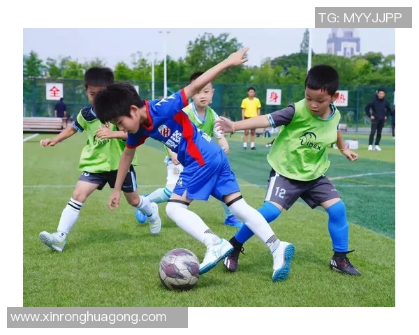 足球之美在于激情与技巧交织的瞬间，感受绿茵场上的诗意与梦想